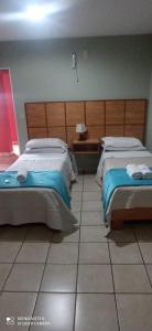 een slaapkamer met 2 bedden in een kamer bij Hotel Don Enrique in El Soberbio