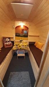 - une chambre avec 2 lits et une table dans une cabine dans l'établissement Kuhle Auszeit - Fass Sonnenblume, à Lastrup