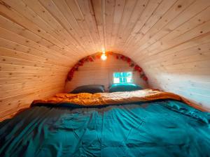 łóżko w małym pokoju w małym domku w obiekcie Kuhle Auszeit - Fass Sonnenblume w mieście Lastrup