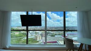 ventana grande con vistas a la ciudad en WA Hotel Caruaru en Caruaru