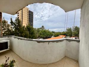 balcón con vistas a la ciudad en O melhor na Praia do Futuro, en Fortaleza