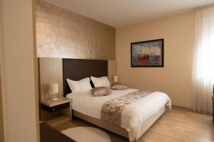 1 dormitorio con 1 cama y una pintura en la pared en Scallop Rooms self check-in, en Zadar