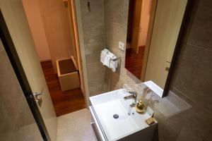 y baño con lavabo blanco y espejo. en Scallop Rooms self check-in, en Zadar