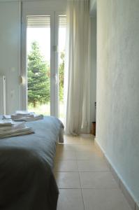 Un pat sau paturi într-o cameră la Private Room Sunny Retreat with a Garden Terrace