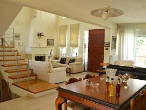 O zonă de relaxare la Private Room Sunny Retreat with a Garden Terrace