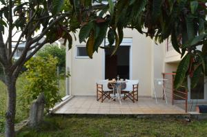 O grădină în afara Private Room Sunny Retreat with a Garden Terrace