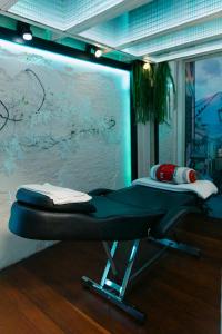 Zimmer mit einem Bett vor einer Wand in der Unterkunft New York Loft & Japanese Magic by V4SKIN in Bangkok