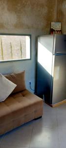 un soggiorno con divano e frigorifero di Rachid villa a Essaouira