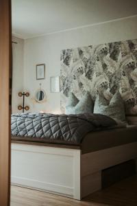 a bed in a room with a wall at Ferienwohnung „Göttschied“ in Idar-Oberstein