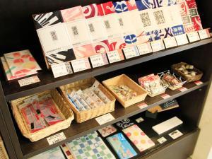una estantería con cestas y cajas de sushi en Centurion Hotel Hamamatsu en Hamamatsu
