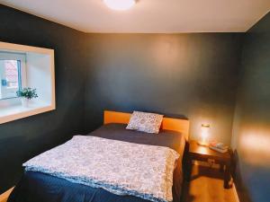 um pequeno quarto com uma cama e uma janela em Mossemarka Guesthouse em Moss