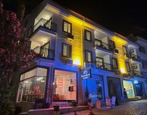 un edificio con luces azules en el lateral. en Bossa Nova Apart Hotel, en Kas