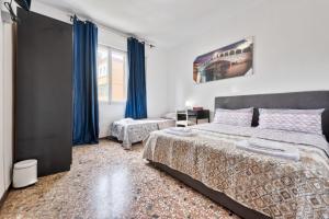 Säng eller sängar i ett rum på Cozy Best Apartment In City With Free Parking
