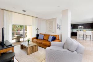 uma sala de estar com um sofá e uma mesa em Hemingway Poolside em Deerfield Beach