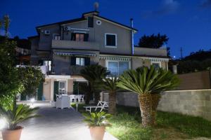 Κήπος έξω από το Villa Carol