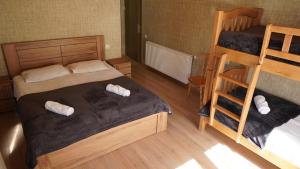 Katil atau katil-katil dalam bilik di Archil and Nino Gigauri Guest House