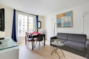 sala de estar con sofá y mesa en Cosy Appartement Paris Porte de Versailles en París