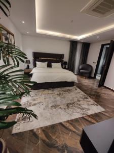 ein Schlafzimmer mit einem Bett und einer Topfpflanze in der Unterkunft Gold Crest Apartments - DHA P4 in Lahore