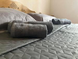 - un lit avec 2 serviettes dans l'établissement Apartman Miki, à Teslić
