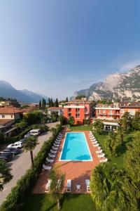 een luchtzicht op een resort met een zwembad bij Brione Green Resort in Riva del Garda