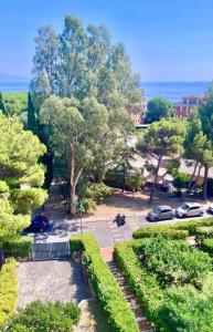 eine Aussicht über einen Park mit einer Bank und Bäumen in der Unterkunft Arenzano - Splendida vista mare in Arenzano