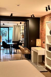 un soggiorno con tavolo e sedie e una sala da pranzo di Luxury Apartment with Cosy Garden! a Gand