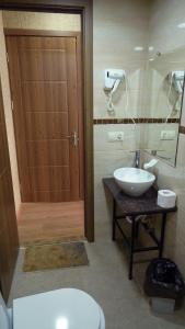 Bilik mandi di Archil and Nino Gigauri Guest House