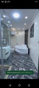 een badkamer met een bad, een toilet en een wastafel bij Dokki in Caïro