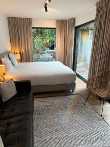 En eller flere senge i et værelse på Luxury Apartment with Cosy Garden!