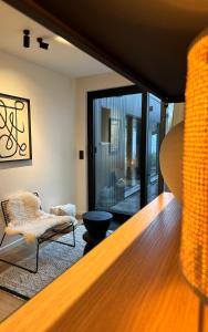 un soggiorno con divano e tavolo di Luxury Apartment with Cosy Garden! a Gand