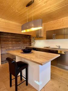 uma cozinha com um tecto de madeira e uma bancada de madeira em Penthouse im Bauernhaus em Laas