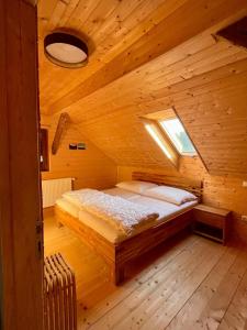 1 dormitorio con 1 cama en una cabaña de madera en Penthouse im Bauernhaus, en Laas