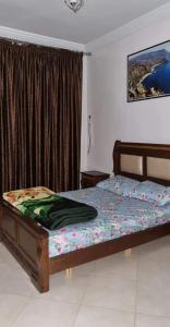 1 dormitorio con cama y ventana en تجزئة القلم حي أطلس بني ملال, 