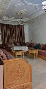 un soggiorno con divani, tavoli e soffitto di تجزئة القلم حي أطلس بني ملال 