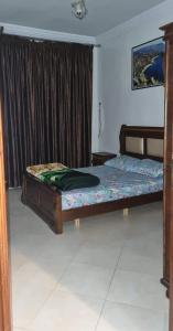 1 dormitorio con 2 camas y ventana en تجزئة القلم حي أطلس بني ملال, 