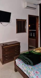 una camera con letto, cassettiera e televisore di تجزئة القلم حي أطلس بني ملال 