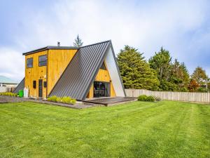 uma casa com um telhado de metal num quintal em Findlay Chalet - National Park Holiday Home em National Park