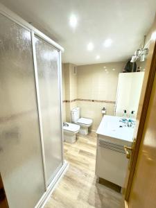 a bathroom with a toilet and a sink and a shower at Apartamento Ciudamar in Puerto de Sagunto +32 photos