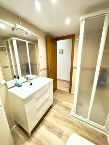 a bathroom with a white sink and a shower at Apartamento Ciudamar in Puerto de Sagunto