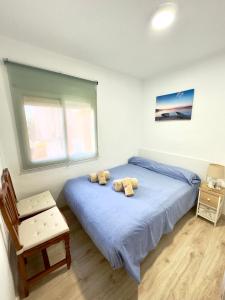 1 dormitorio con 1 cama con 2 almohadas en Apartamento Ciudamar, en Puerto Sagunto