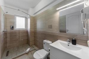 Kupatilo u objektu Otopeni Suites by CityBookings