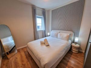 1 dormitorio con 1 cama con 2 toallas en Free Parking Stunning City Centre Flat en Mánchester