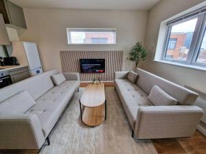 Sala de estar con 2 sofás y mesa de centro en Free Parking Stunning City Centre Flat en Mánchester