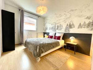 1 dormitorio con 1 cama y una pared con nieve en Le Familial - Terrasse - Proximité Genève, en Saint-Genis-Pouilly