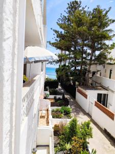 Vom Balkon eines Hauses genießen Sie Meerblick. in der Unterkunft Apartamento OCEAN PEARL in Corralejo