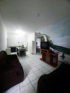 salon z kanapą i telewizorem w obiekcie Apartamento Divina Ilha w mieście Ilha Comprida