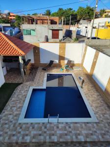 - une vue sur la piscine dans une maison dans l'établissement Casa em Jauá, à Camaçari