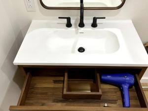 Galería fotográfica de DTWN Bangor, Historic Hotel, KING BED, WIFI, Roku TV, Room # 403 en Bangor 9 fotos más