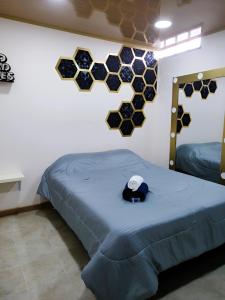 um quarto com uma cama com um chapéu em Hostal Carvajal em Bogotá
