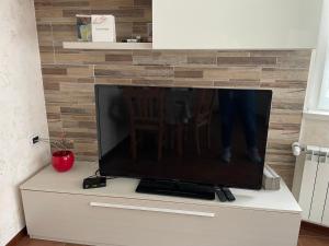 een flatscreen-tv op een dressoir bij Pina’s home in Trieste